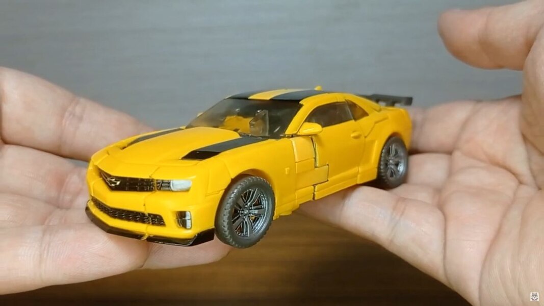 Transformers Studio Series 87 DOTM Bumblebee In Hand Image  (11 of 15)